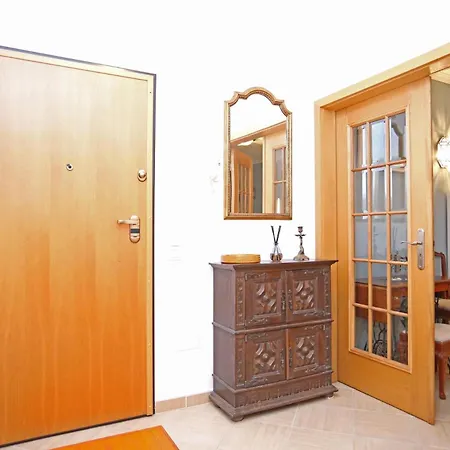 A32 - Lancemar Flat In